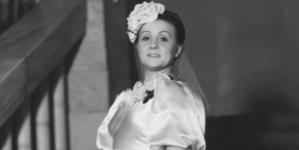 Śpiewaczka Lucyna Szczepańska wybrana "wicekrólową mody" podczas balu zorganizowanego przez Związek Autorów Dramatycznych w Warszawie 9.01.1937 r.