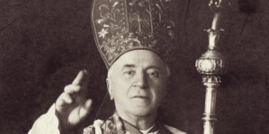Biskup Józef Sebastian Pelczar błogosławi wiernych.