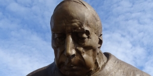 <%# $this->DataItem->marArticleFrom->title %