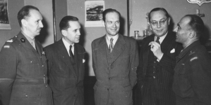 Zygmunt Berezowski - minister spraw wewnętrznych wśród przyjaciół w rocznicę przybycia z kraju.