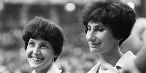 Maria Kwaśniewska i Irena Szewińska wśród swoich fanek podczas spotkania na Torwarze w Warszawie w lipcu 1969 r.