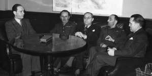 Zygmunt Berezowski - minister spraw wewnętrznych wśród przyjaciół w rocznicę przybycia z kraju.