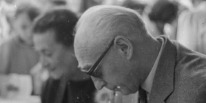 Alina i Czesław Centkiewiczowie podpisują książki na kiermaszu podczas Dni Oświaty, Książki i Prasy w Warszawie w maju 1963 r.