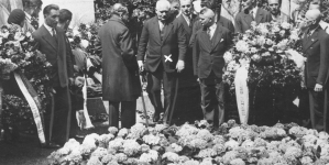 <%# $this->DataItem->marArticleFrom->title %