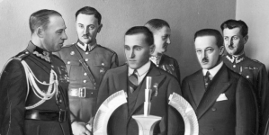 Wręczenie lekkoatlecie Januszowi Kusocińskiemu  Państwowej Nagrody Sportowej w Warszawie w marcu 1932 roku.