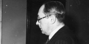 Wręczenie ministrowi spraw wewnętrznych Zygmuntowi Berezowskiemu proporca Armii Krajowej 7.06.1945 r.