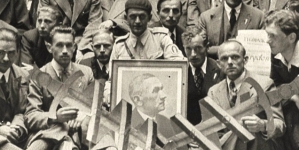 Członkowie Stronnictwa Narodowego przed siedzibą w Krakowie.