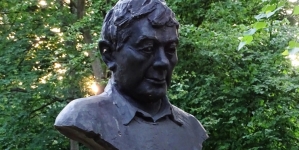 <%# $this->DataItem->marArticleFrom->title %