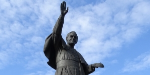 <%# $this->DataItem->marArticleFrom->title %