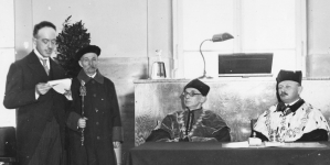 Uroczystość nadania tytułu doktora honoris causa Uniwersytetu Warszawskiego fizykowi francuskiemu Louisowi de Broglie w lutym 1935 roku.