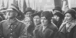Wręczenie sztandaru chorzowskiemu oddziałowi Przysposobienia Wojskowego Kobiet 13.02.1938 r.