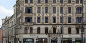 Hotel Bazar w Poznaniu na rogu ul. Ignacego Paderewskiego i alei Karola Marcinkowskiego.