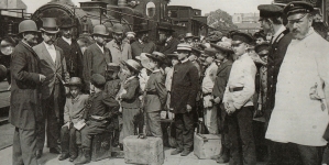 Wyjazd chłopców na kolonie letnie na wieś na Dworcu Wiedeńskim w Warszawie w 1892 roku.