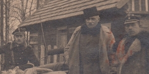 Czesław Romiszewski (stoi w środku, w jasnym płaszczu), okres międzywojenny.