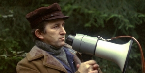 Kazimierz Kutz w trakcie realizacji filmu "Znikąd donikąd" w 1975 r.