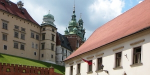 MIĘDZY SZTUKĄ A TRAGEDIĄ