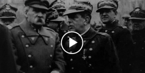 "Józef Piłsudski w Święto Niepodległości odbiera defiladę wojskową".