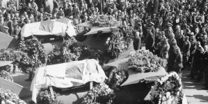 ULUBIEŃCY BOGÓW ODCHODZĄ MŁODO