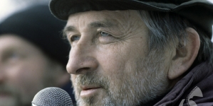 Kazimierz Kutz w trakcie realizacji filmu "Śmierć jak kromka chleba" w 1994 r.