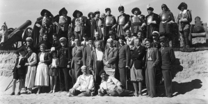 Fotografia grupowa reżyserów, aktorów i gości na planie filmu "Przeor Kordecki - obrońca Częstochowy" z 1934 r. .