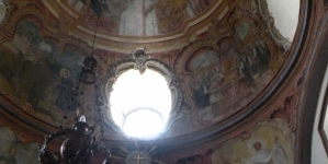 Kopuła kaplicy Wincentego Kadłubka w sanktuarium w Jędrzejowie ze scenami z życia błogosławionego.