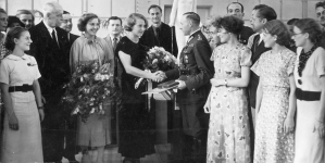 Wręczenie lekkoatletce Jadwidze Wajs Wielkiej Honorowej Nagrody Sportowej w Centralnym Instytucie Wychowania Fizycznego w Warszawie 2.07.1935 r.