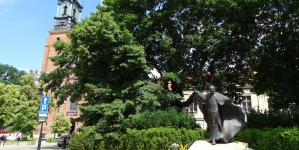 <%# $this->DataItem->marArticleFrom->title %