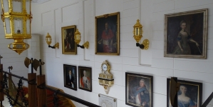 Klatka schodowa z portretami przodków w pałacu Raczyńskich w Rogalinie.