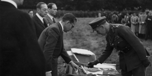 Wręczenie sztandaru 1 Samodzielnej Brygadzie Spadochronowej 15.06.1944 r.