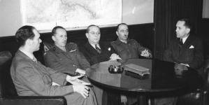 Zygmunt Berezowski - minister spraw wewnętrznych wśród przyjaciół w rocznicę przybycia z kraju w 1945 r.