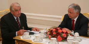 <%# $this->DataItem->marArticleFrom->title %