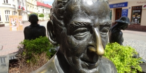 <%# $this->DataItem->marArticleFrom->title %