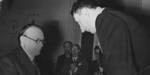 Prezes PEN Clubu Jan Parandowski (z lewej) wręcza nagrodę Fabijonasowi Neveraviciusowi 15.06.1939 r.