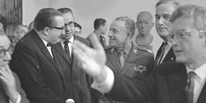 <%# $this->DataItem->marArticleFrom->title %