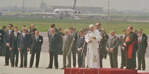Powitanie papieża Jana Pawła II na lotnisku Okęcie w Warszawie rozpoczynające III pielgrzymkę do Polski,  8.06.1987 r.