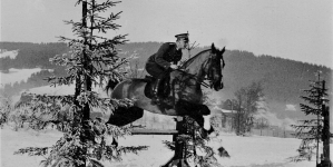 Rotmistrz Adam Królikiewicz w skoku przez przeszkodę w czasie zawodów konnych w Zakopanem  22.01.1932 r.