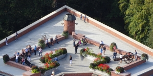 <%# $this->DataItem->marArticleFrom->title %