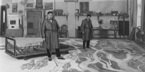 Artysta malarz i scenograf Wincenty Drabik (z lewej) podczas malowania dekoracji teatralnych.