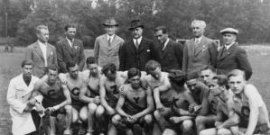 Drużyna Prywatnego Gimnazjum Władysława Giżyckiego w Warszawie podczas międzyszkolnych zawodów sportowych w Chorzowie w czerwcu 1936 r.
