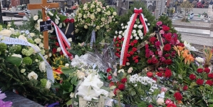 Grób Ernesta Brylla na cmentarzu przy Wałbrzyskiej w Warszawie w dniu pogrzebu 25 marca 2024 roku.