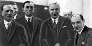 Posłowie i senatorowie w kuluarach sejmowych przed rozpoczęciem sesji parlamentu w 1930 roku.