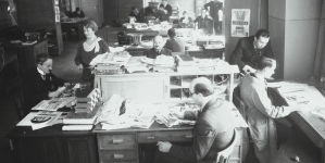 Pracownicy redakcji gazety "Światowid" podczas pracy w 1934 roku.