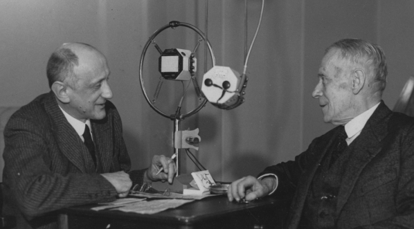  Ludwik Solski podczas rozmowy z Karolem Hubertem Rostworowskim przed mikrofonem Polskiego Radia w Krakowie w kwietniu 1936 roku.  