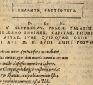 Oryginalny łaciński tekst epitafium Erazma Kretkowskiego towarzyszącego jego popiersiu w kościele Św. Antoniego w Padwie, pióra Jana Kochanowskiego.