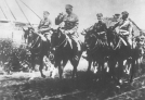 Legiony na froncie wschodnim nad Stochodem - Józef Piłsudski (drugi od lewej) po przeglądzie brygad. (1916 r.)