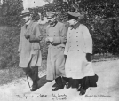 Józef Piłsudski, Kazimierz Sosnkowski i oficer armii niemieckiej Schlossmann w czasie spaceru na terenie twierdzy w Magdeburgu.