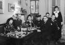 Uczestnicy przyjęcia wydanego przez reżysera Ryszarda Ordyńskiego w Warszawie w styczniu 1937 r. .