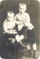 Brygadier Józef Piłsudski w wieku lat 6 z bratem.