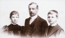 Portret Henryka Sienkiewicza z dziećmi.