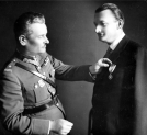 Wręczenie odznaczenia wojskowego wojewodzie poznańskiemu Rogerowi Raczyńskiemu w 1934 roku.